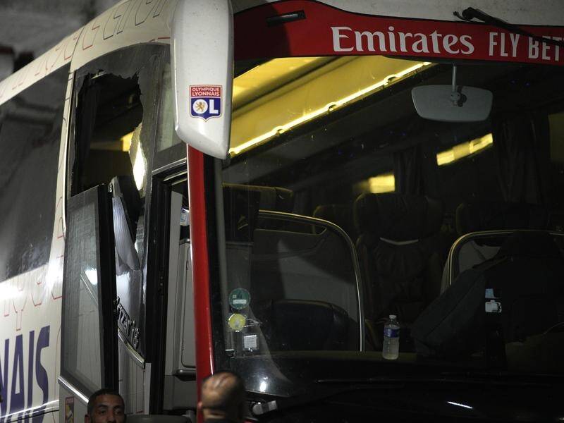 Marseille x Lyon é cancelado após ataque a ônibus e treinador gravemente  ferido 